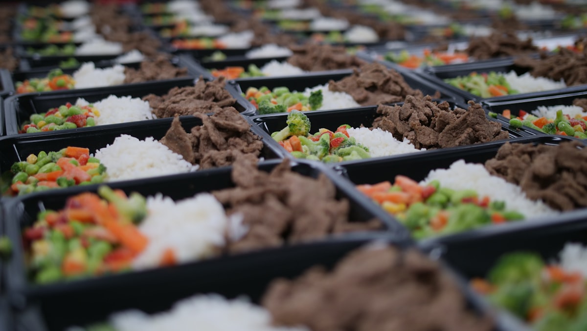 Alimentație echilibrată cu legume și fructe proaspete
